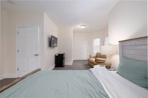 Spacious Urban Townhouse • Groups and Family