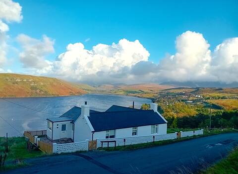 Stunning Mountain & Sea Views from beautiful home
