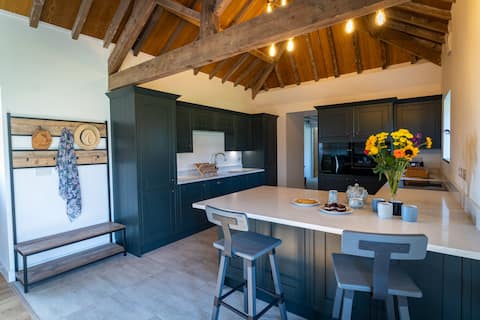 Long Barn; seaside cosy cottage for 8