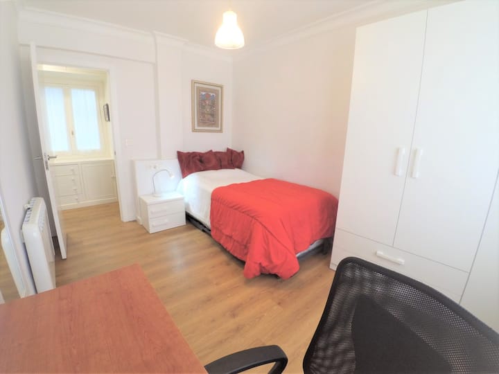 Acogedora, luminosa y tranquila habitación con balcón acristalado.
Cama de 1,05 x 1,90  mts.  con colchón nuevo y confortable. Descanso garantizado.
Amplia y muy funcional  para quienes necesiten teletrabajar dado a la rapidez de la red Wi-Fi.