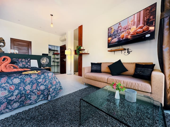 # chambre Rock suite, 
sofá, tamaño king iluminado,  vestidor, TV inteligente de55pulgadas

# Habitación en suite Rock,
sofá, cama tamaño king, vestidor, TV inteligente de 55pulgadas