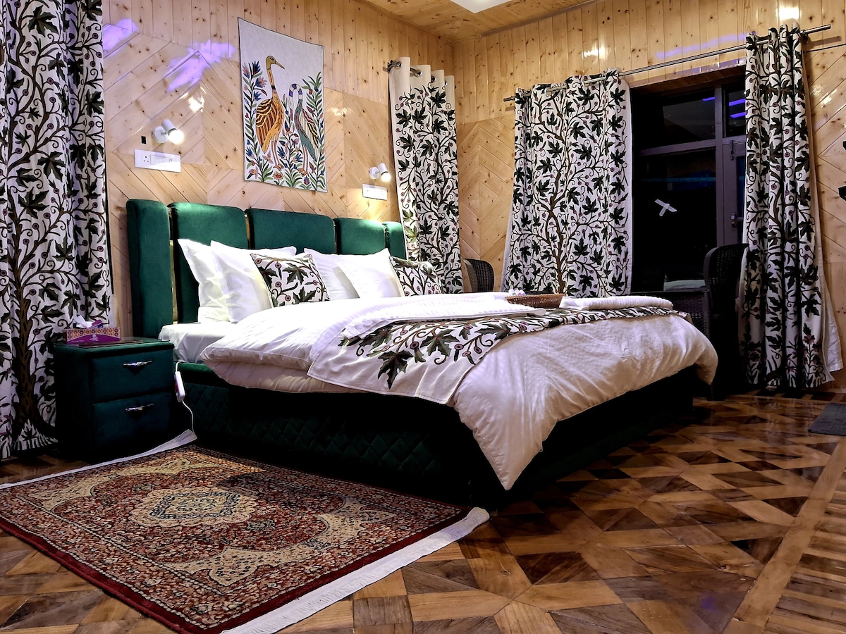 غرفة النوم الثانية: غرفة نوم رئيسية تحتوي على حمام مثبت، خزانة ملابس شخصية، بطانية تدفئة، أريكة، 
يمكن توفير سرير إضافي عند الطلب