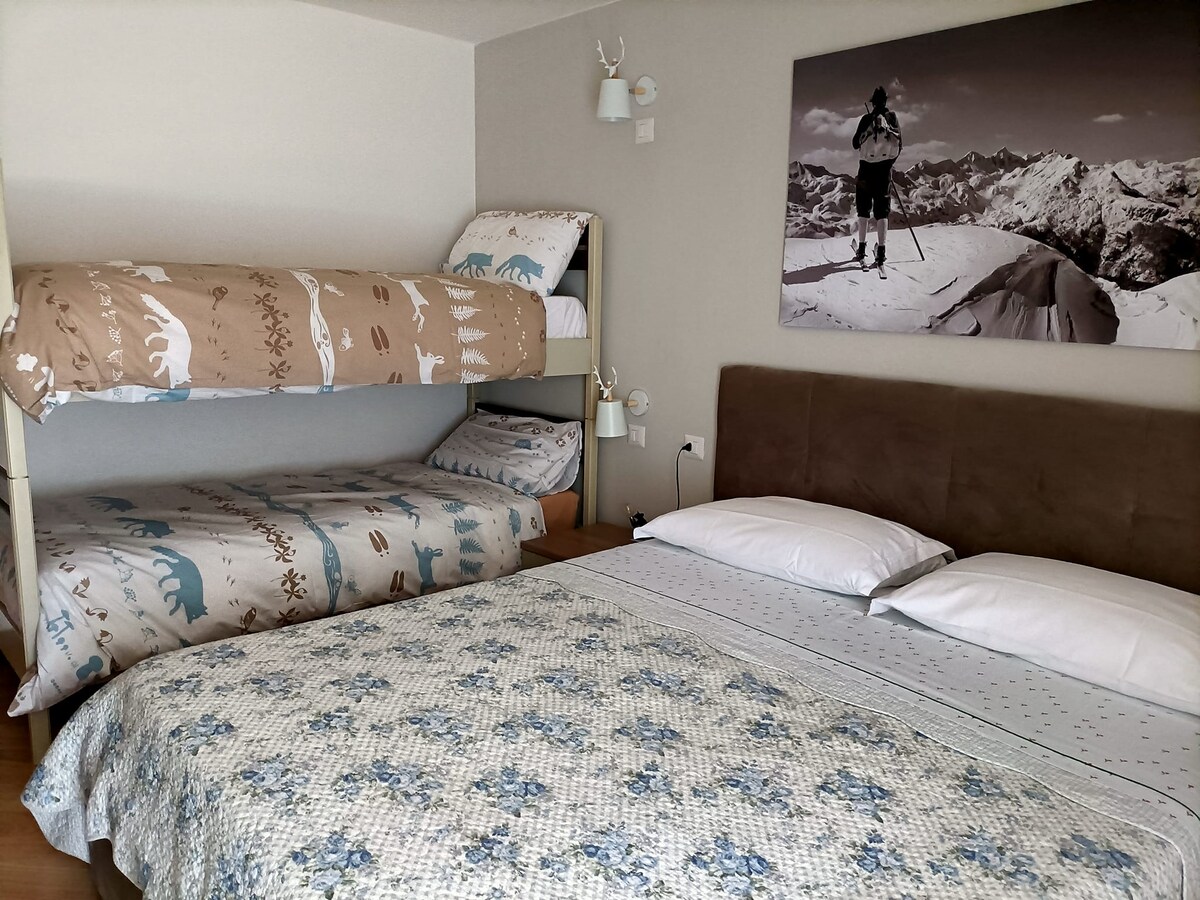 CASA DI BEPPE tiene un dormitorio con 4 camas