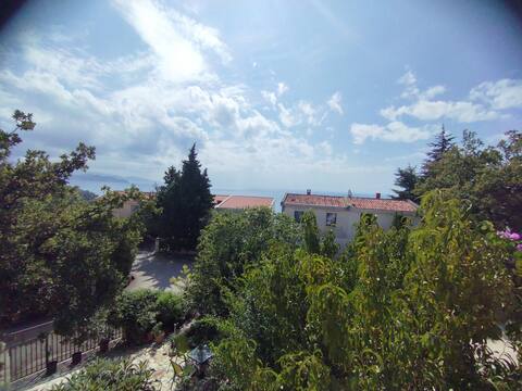 Quiet and cozy house with sea view
