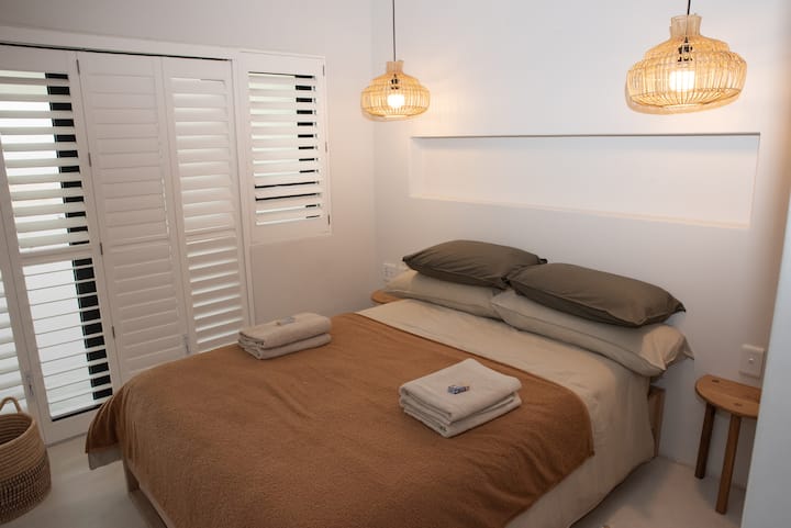 غرفة النوم 4: سرير مزدوج مع حمام داخلي. (تحتوي جميع غرف النوم على سرير قطني من هاوس من هرتكس 100 ٪ بألوان محايدة أو أسرّة فندقية بيضاء. لحاف صوف الأغنام من McClouds.) 