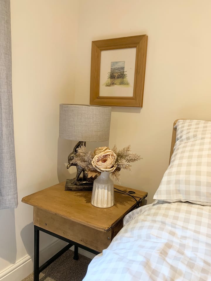 madawati ya shule ya zamani yaliyosafishwa na 
imetengenezwa kwenye meza za kando ya kitanda.