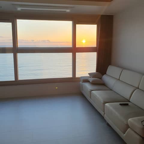 All rooms open sea ocean view/Watching the sunrise/18th floor 54 pyeong spacious residence above the hotel/No animals allowed