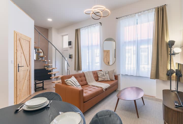 מקום שבו נוחות ושיחה נפגשות.

