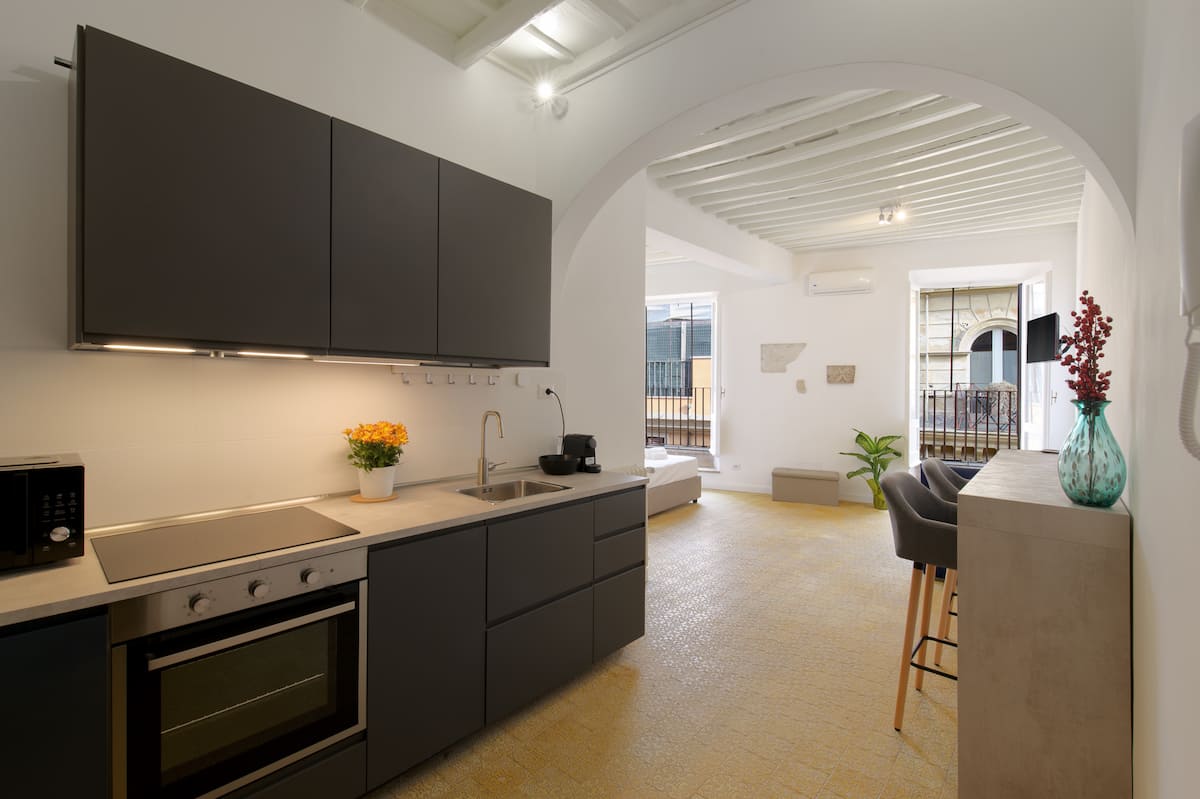 Elegante appartamento nel centro storico di Roma — Angolo cottura 1 | Casa vacanze LovedHomes a Roma