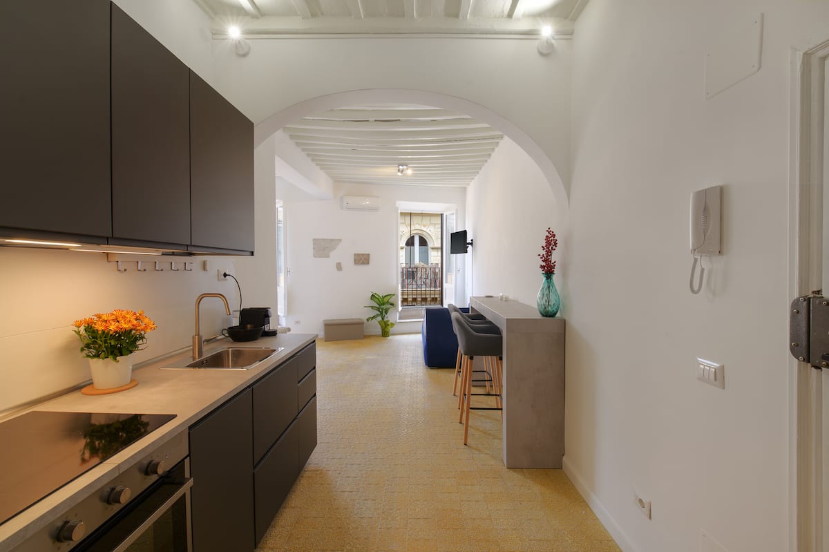 Elegante appartamento nel centro storico di Roma — Angolo cottura 2 | Casa vacanze LovedHomes a Roma