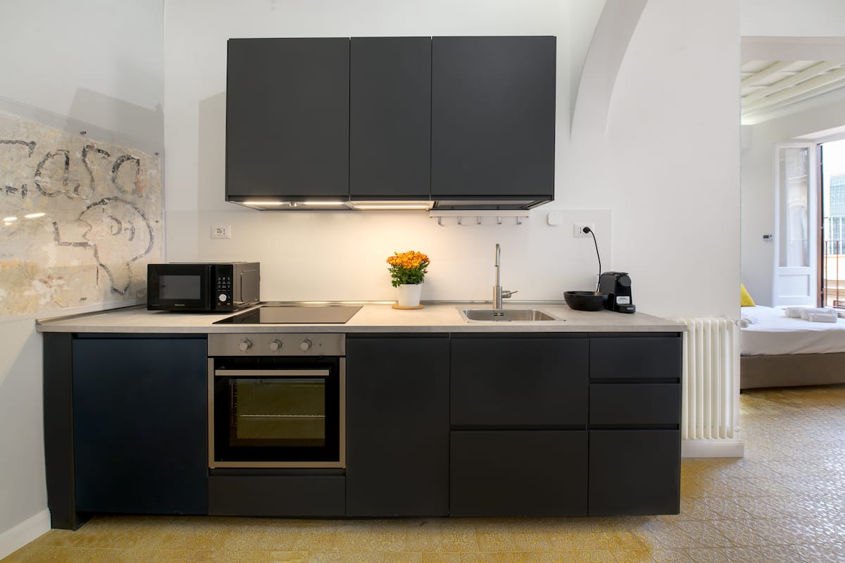 Elegante appartamento nel centro storico di Roma — Cucina completa 1 | Casa vacanze LovedHomes a Roma