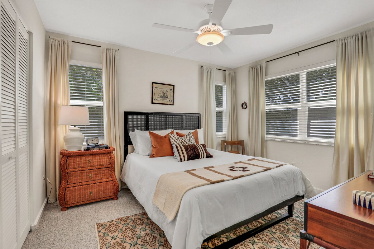 ห้องนอนผู้เข้าพัก 1 มีแสงธรรมชาติมากมายเตียงควีนไซส์เมมโมรี่โฟมที่อบอุ่นและอุปกรณ์เสริมที่มีสไตล์รวมสมาร์ทเอชดีทีวีขนาด 42 "