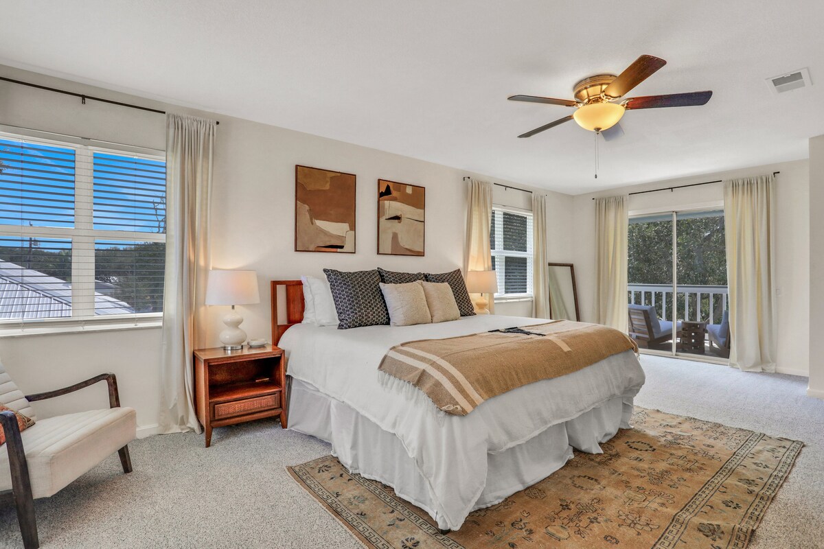 ห้องนอนหลักขนาดใหญ่พร้อมเตียงคิงไซส์เมมโมรี่โฟมหรูหราและระเบียงส่วนตัว