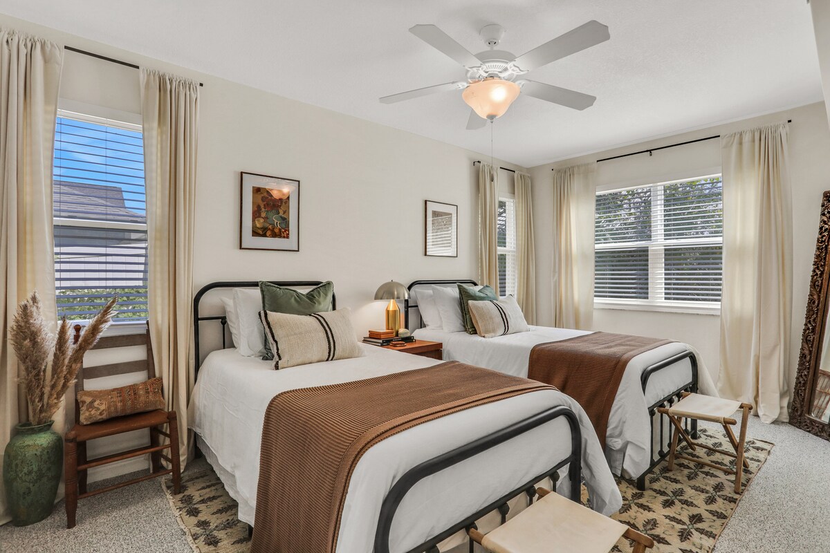 ห้องนอนผู้เข้าพัก 2 มีเตียงแฝดเมมโมรี่โฟมที่อบอุ่น 2 เตียงและอุปกรณ์เสริมที่น่าเล่น แสงธรรมชาติมากมาย