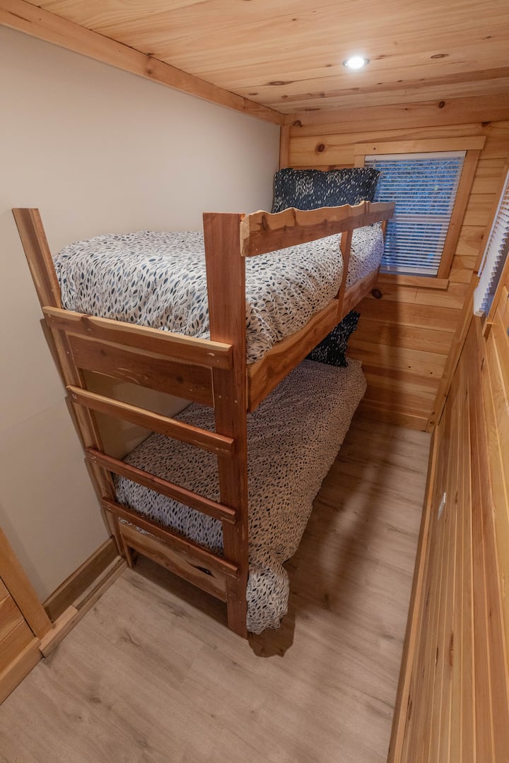 Estos son colchones estrechos de 30" x 74". Esta es una pequeña habitación adicional con una puerta corrediza de corral.