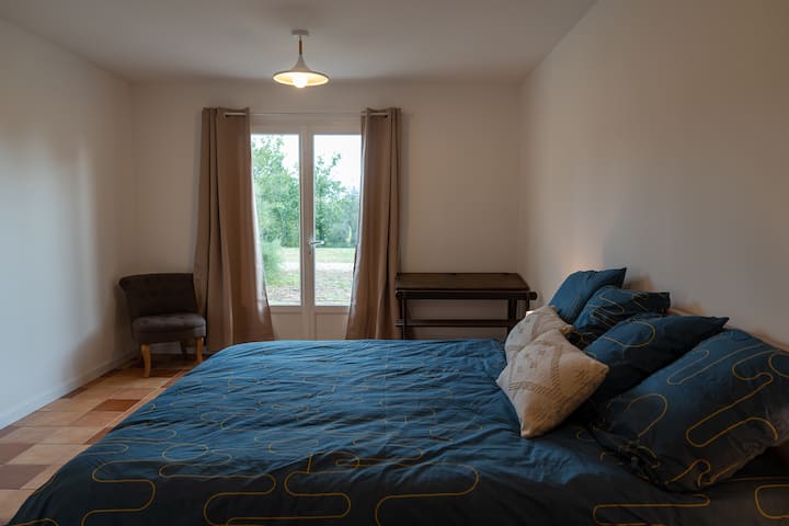 La chambre au rez-de-chaussée, climatisée et avec son dressing.