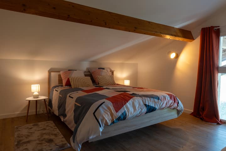 Seconde chambre de l'étage, avec lit double et rangement. Climatisée, avec vue sur la terrasse et le lac en contrebas.