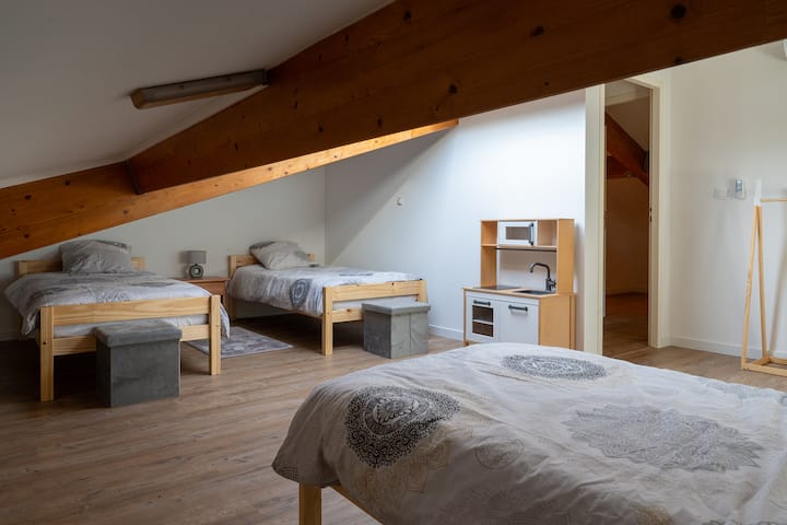 Chambre à l'étage, avec trois lits simples, climatisée, avec vue sur la terrasse et le lac en contrebas. 
Idéale pour des enfants, avec des jeux/livres disponibles sur place.