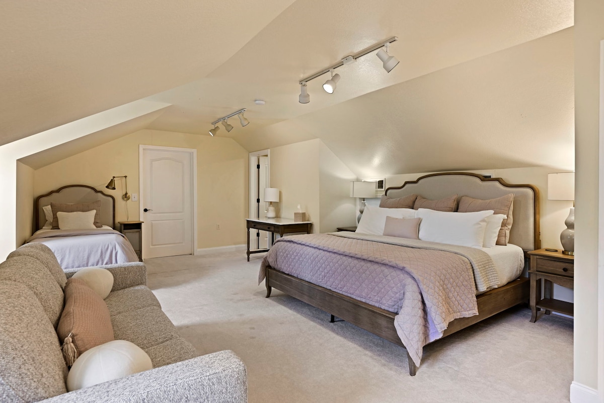 [Spálňa s manželskou posteľou King, písacím stolom a oddelenou posteľou.]