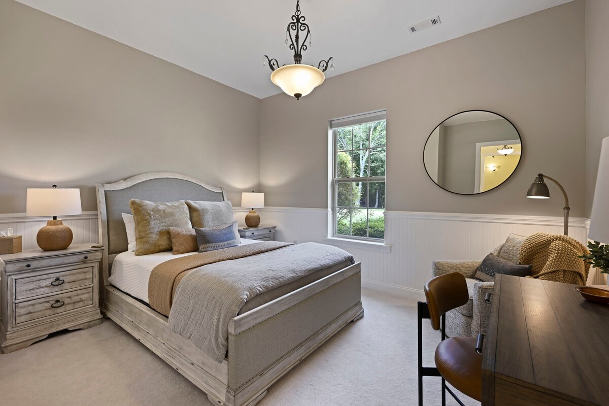 [Spálňa s manželskou posteľou a písacím stolom.]