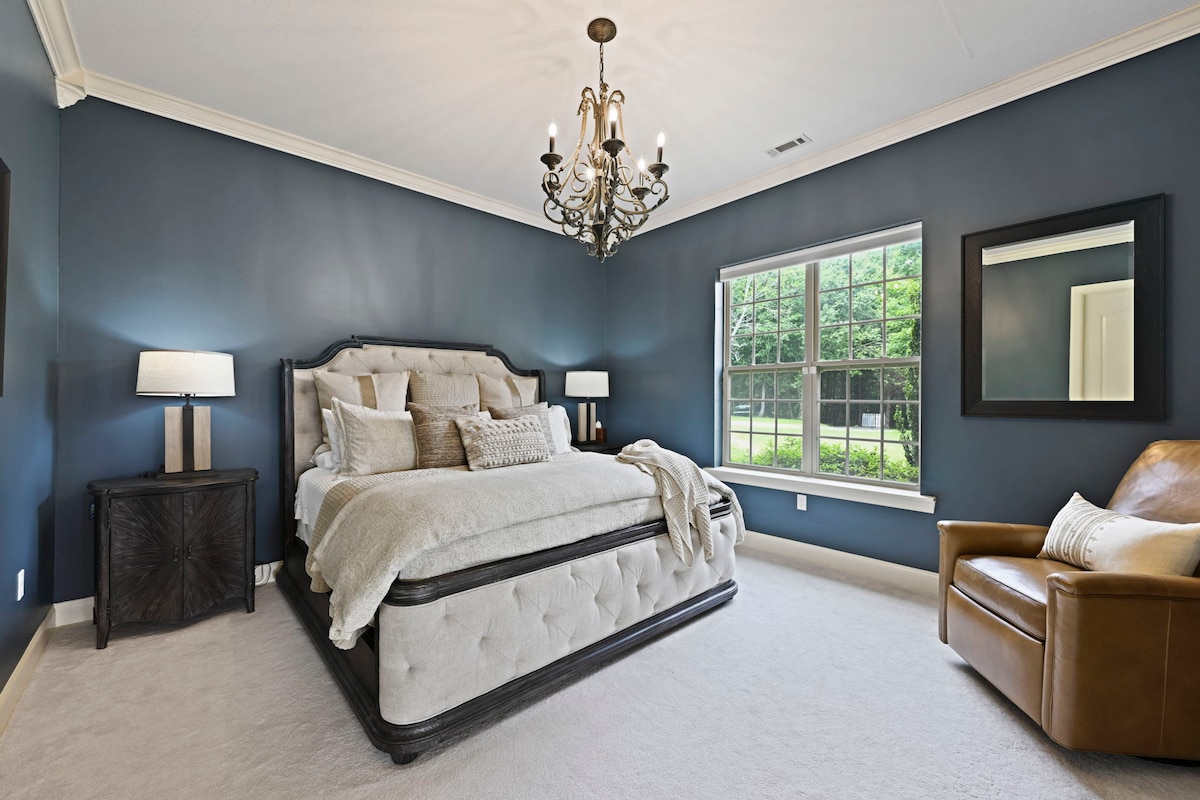 [Spálňa s manželskou posteľou King a písacím stolom.]