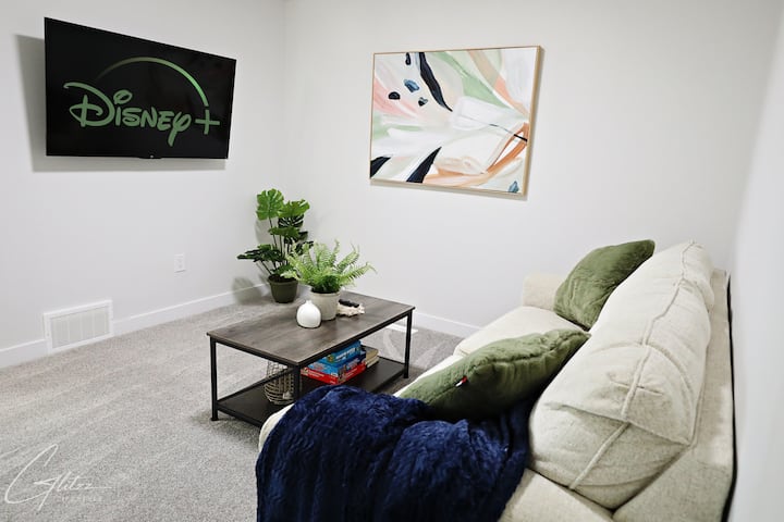 ห้องโบนัสชั้นบน - ทีวี Roku พร้อม Disney +