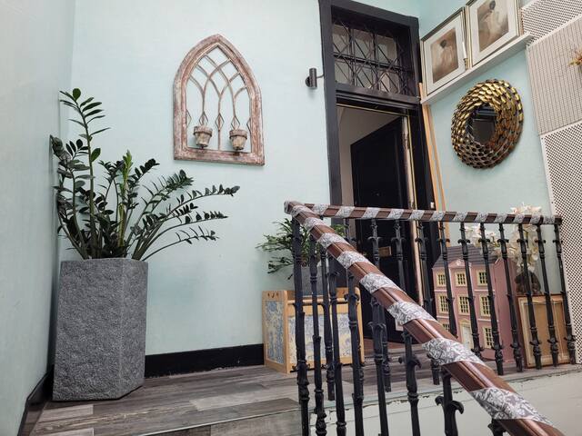 Rare Old town Georgian beautiful airfilled escape gallery image 5