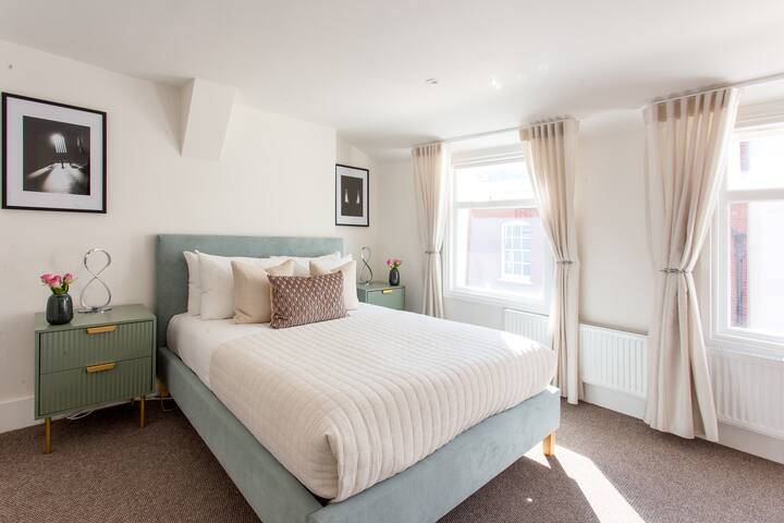 Stylish Space in Covent Garden – 2 Bed/2 Bath gallery image 2