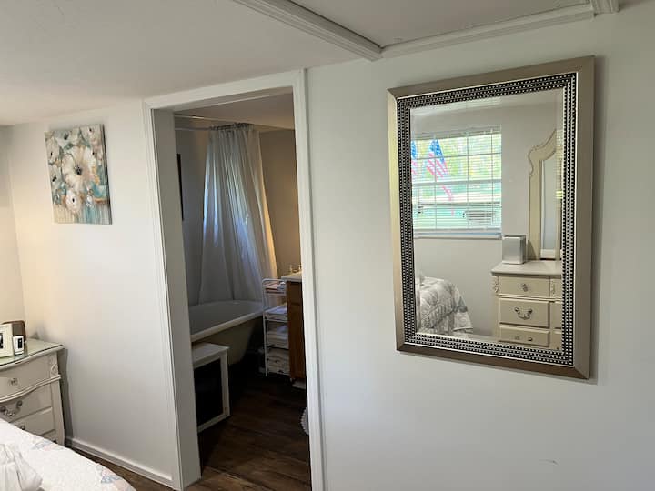 Baño completo privado dentro del dormitorio principal 