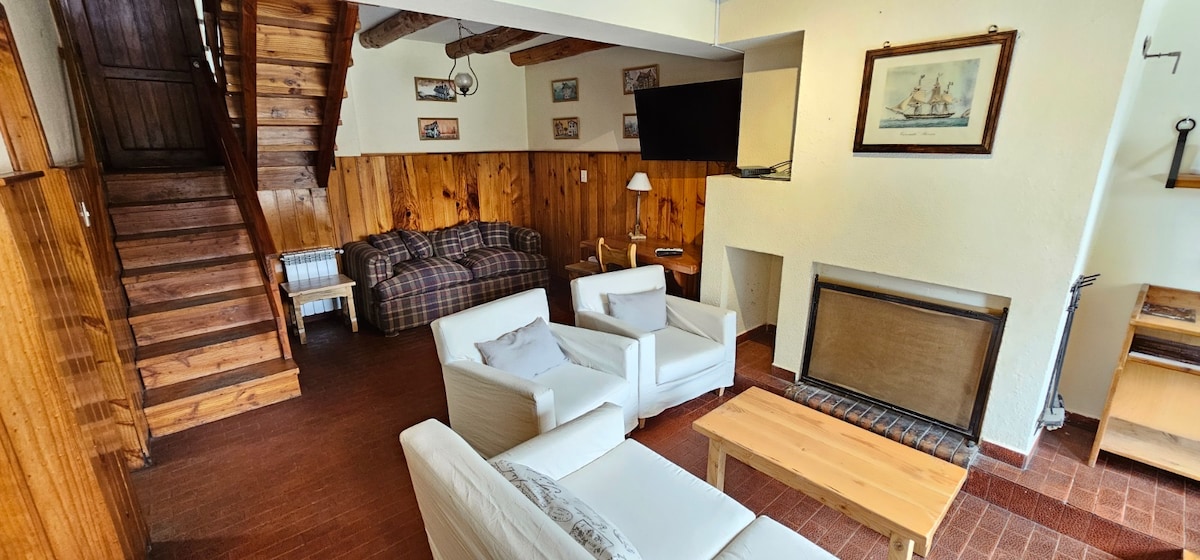 Cabaña en Arelauquen con vista al golf y los Andes - Foto principal de la casa en alquiler en Arelauquen Golf & Country Club, Bariloche