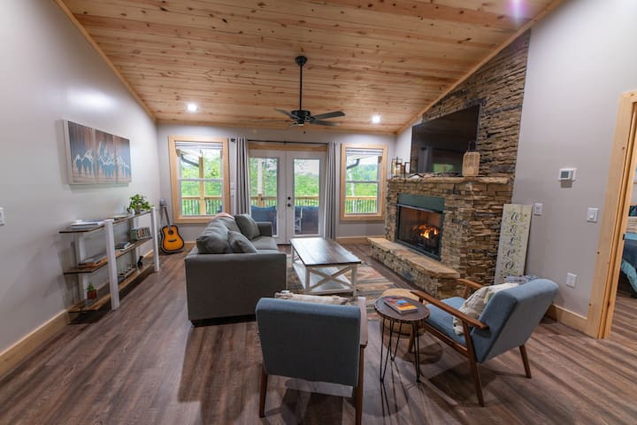 Entire Cozy Cabin W/ Hot Tub, Fireplace, Views - Bryson City, NC