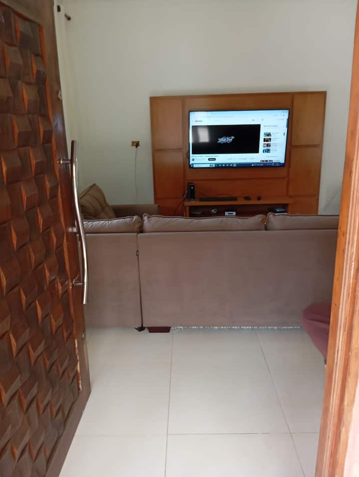 Sebule iliyo na sofa, TV, Wi-Fi