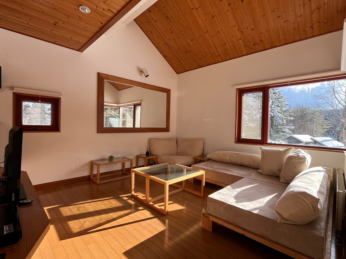 ヒグマ APPI NATURAL RETREATS APPI kogen resort is a 2-minute drive to the entire private