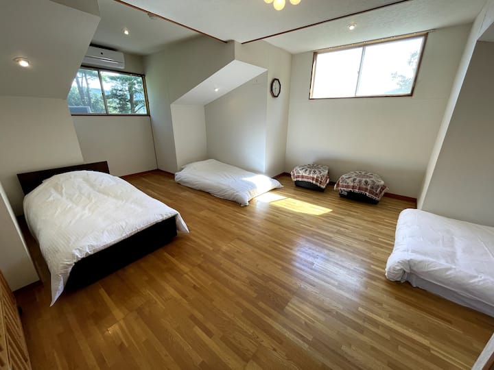 Dhomë gjumi 2F
Krevat tek 1
Tapet tek + Suzuko 1
Tapet dopio + Suzuko 1