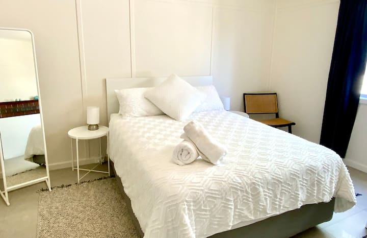 Dormitorio 3: 1 cama queen y 1 cama individual