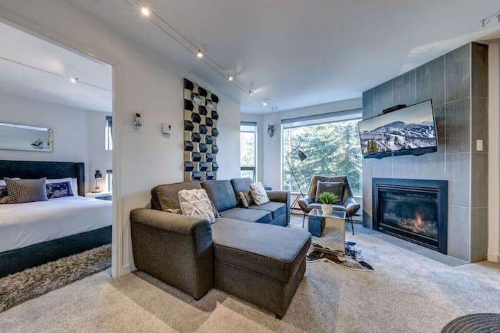 Luxury 1br Ski-in/out | Hot Tub & Pool - Whistler
