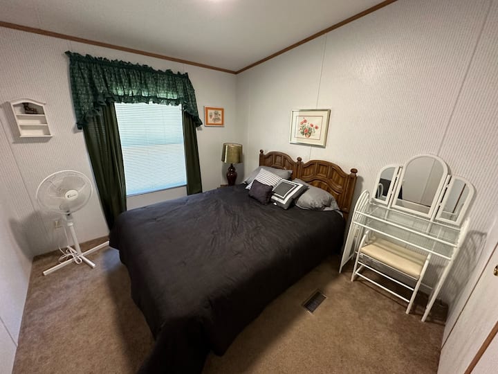 ห้องนอนสำรองที่สอง - เตียงควีนไซส์