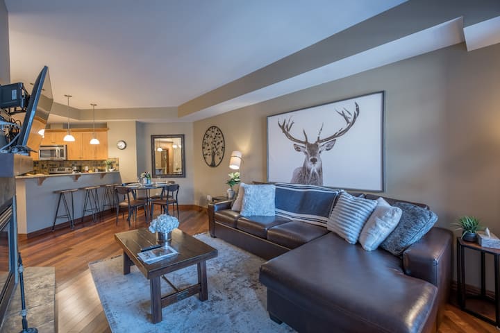Stunning Mountain View Suite | Downtown Location - キャンモア