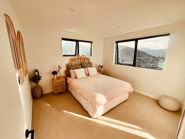 غرفة نوم 1 بحجم كوين - في الطابق العلوي - إطلالات على البحر والجبل