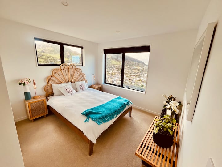 غرفة نوم بسريرتين - الطابق السفلي - إطلالات على البحر والجبل