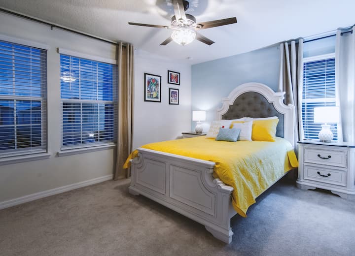 Beauty & the Beast Bedroom Upstairs - Queen Sleeps 2