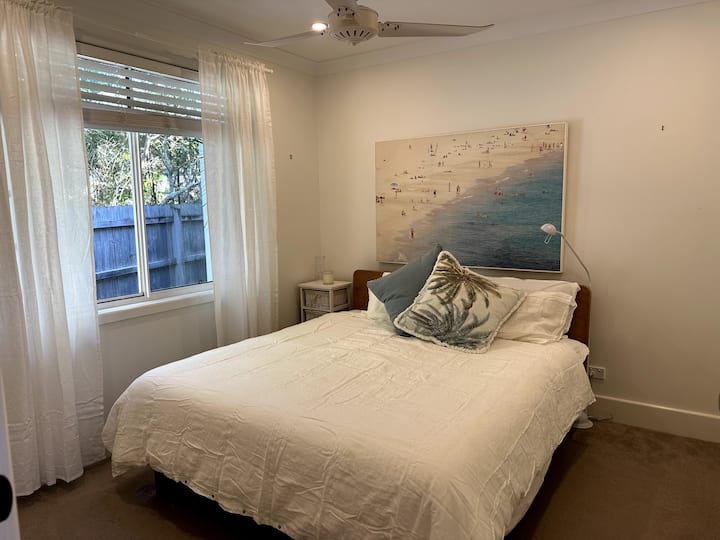 Spavaća soba - bračni krevet s posteljinom.