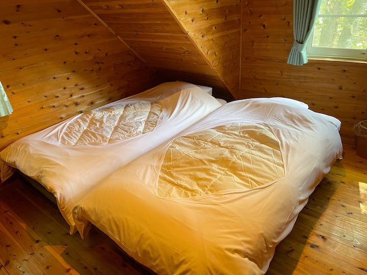 Спалната соба, исто така, има унифициран ентериер.