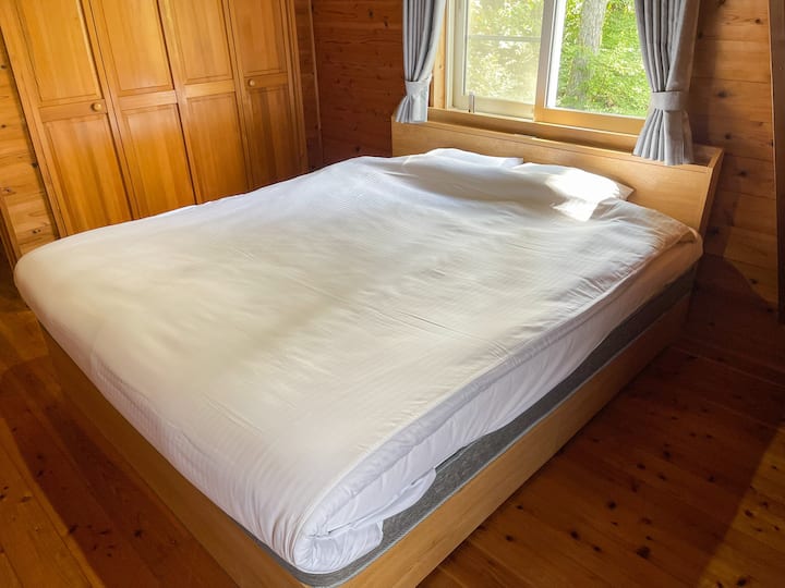 Спална соба со брачен кревет (широк 125 - 149 см).