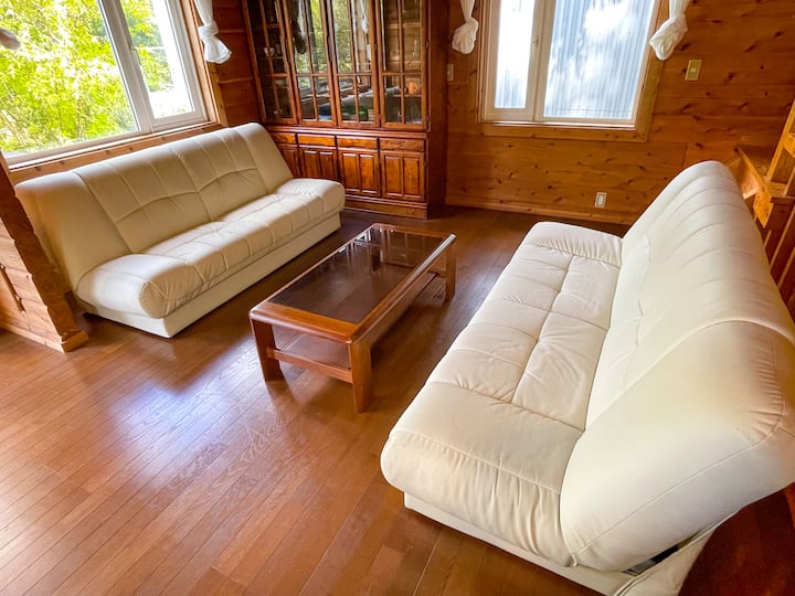 Прозорците може да уживаат во природата додека се опуштате на големиот кауч.