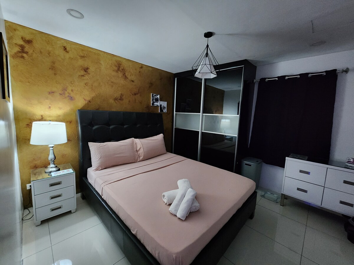 Dormitorio queen con TV de 65pulgadas