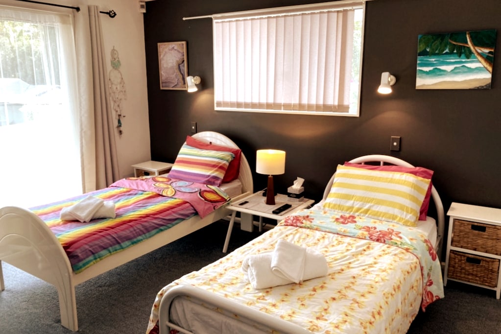 Spavaća soba 2 - za 2 osobe 

Veliki Smart TV s Apple TV-om, Netflixom itd.

Zabavite djecu dok se vi opuštate.