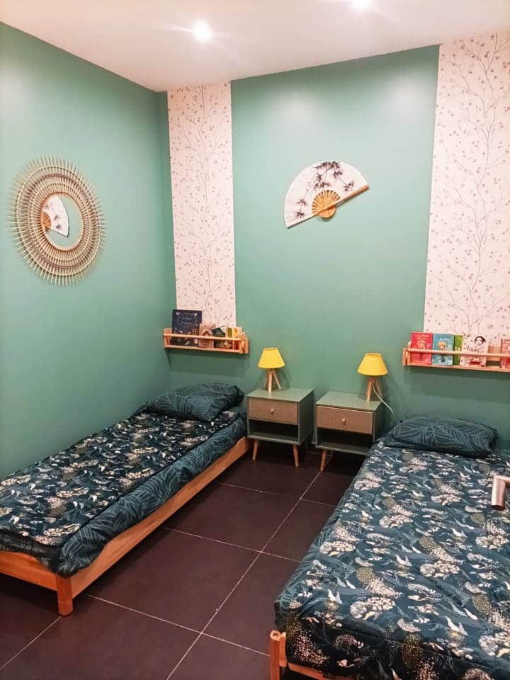 小さな青い部屋、
ベッド、80 * 200、1つの180にまとめることができます。 