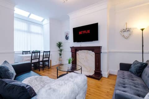 Popular Airbnb listing: Spacious 4-Bed House Manchester in Weaste & Seedley
