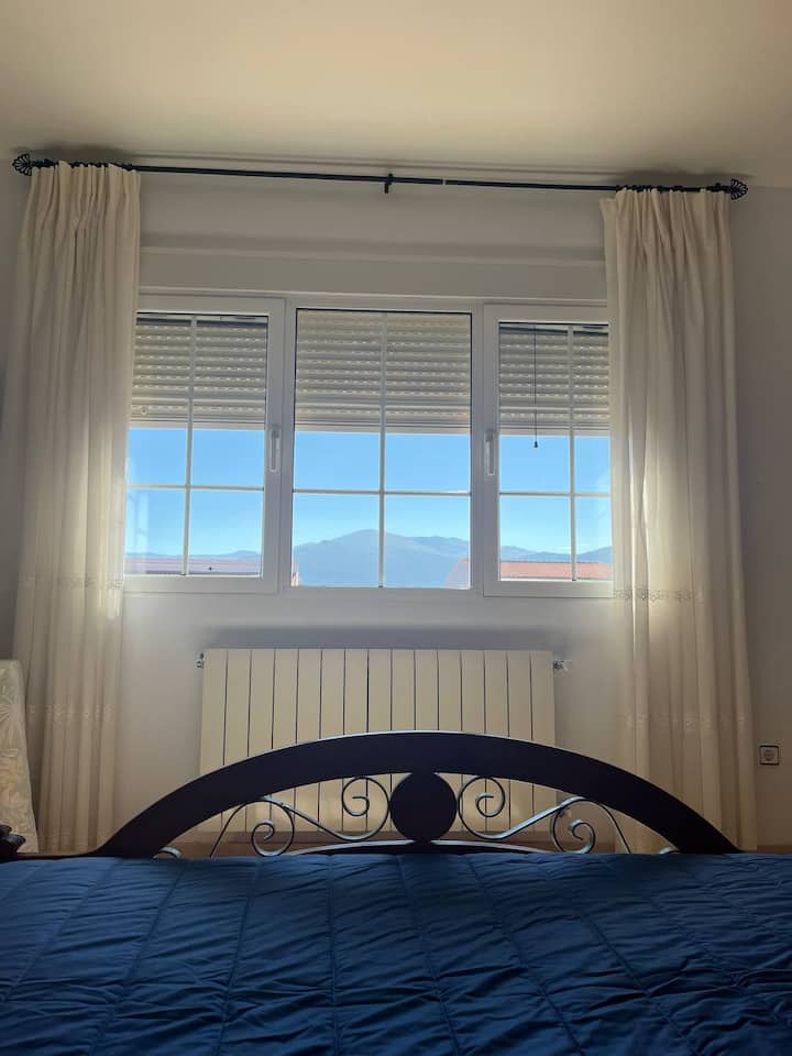 从内华达山脉客房的床上欣赏美景